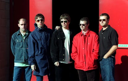 Vor 25 Jahren veröffentlichte die größte Rockband ein perfektes Album, für das niemand bereit war 2 Oasis tritt in der Westpoint Arena, Exeter, Großbritannien auf - September 1997, Oasis (Foto von Brian Rasic/Getty I...