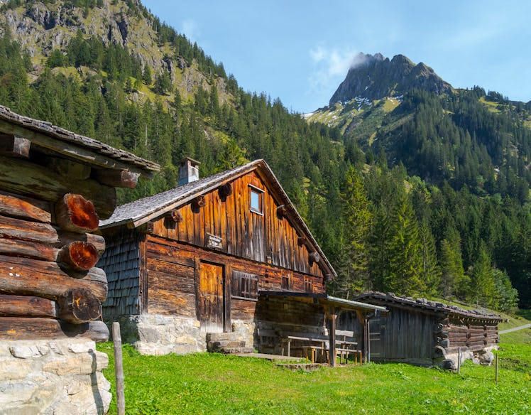 A cabin is one of the fall 2022 travel trends, according to experts.