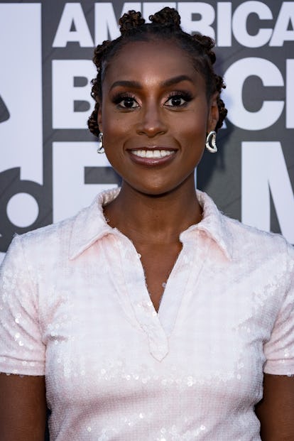 Isa Rae with Bantu knots on the red carpet.