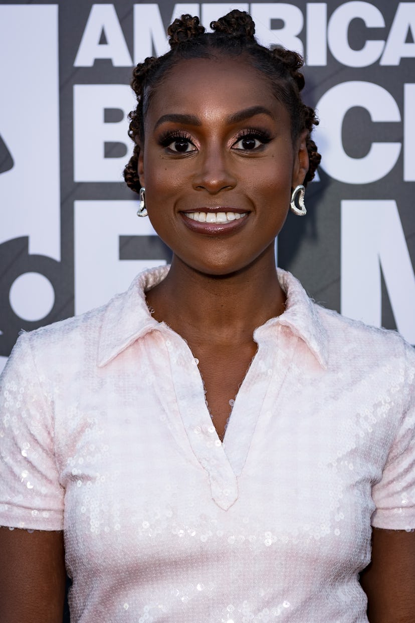 Issa Rae with Bantu knots on the red carpet.