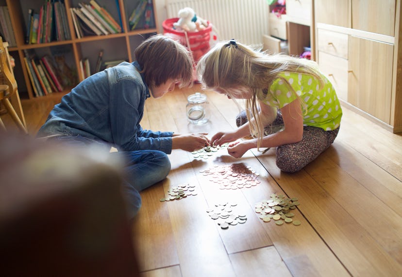 kids counting coins in an article about how much to spend on back-to-school clothes