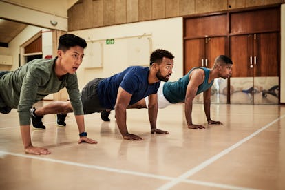 Die besten Kernübungen für Männer, die ein ausgewogenes Körpertraining suchen 2 Drei Männer planschen zusammen in einer Turnhalle.