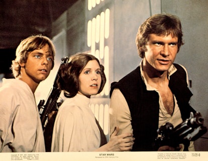 马克·哈米尔，凯莉·费雪和哈里森·福特在1977年的《星球大战》(又名《星战4:新希望》)中。