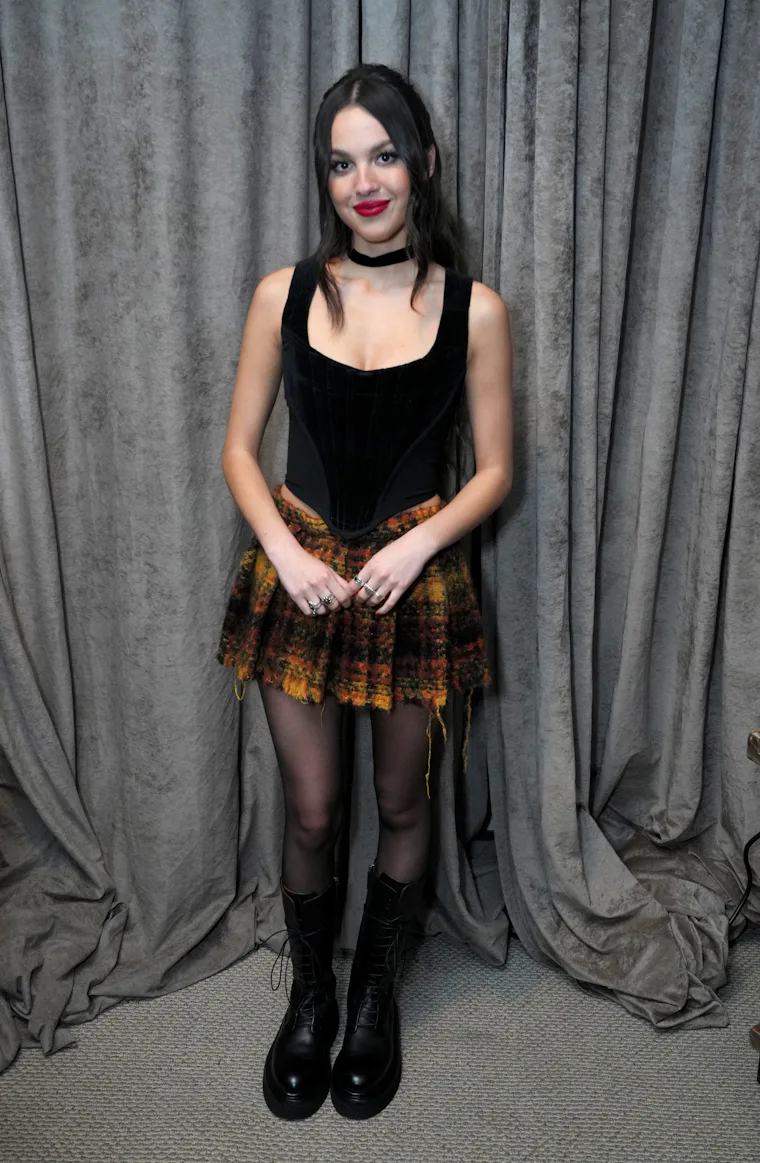 Olivia Rodrigo Wore A Vintage Corset Pleated Mini Skirt To Perform Olivia Rodrigo Wore A Vintage Corset Pleated Mini Skirt To Perform