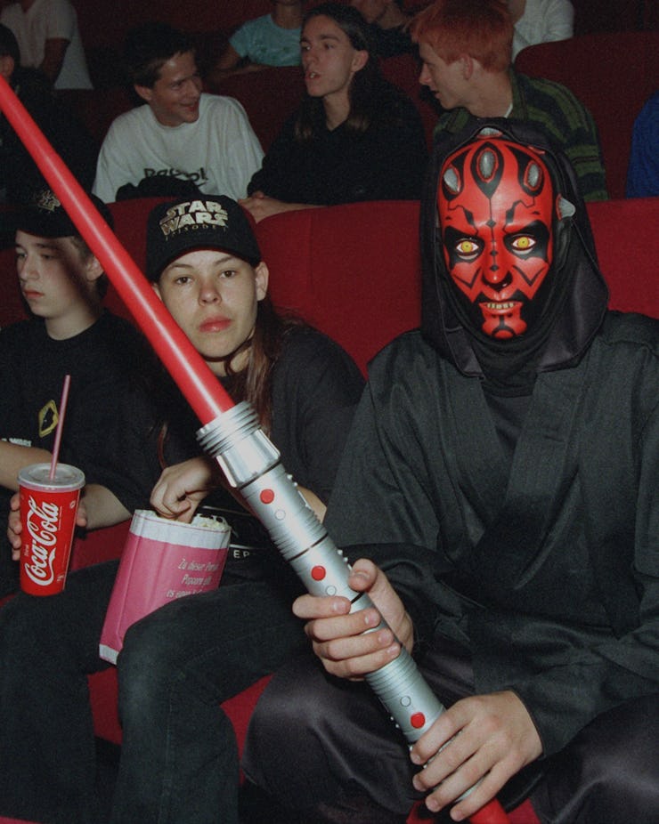 Ein Kinogänger, der sich als Filmbösewicht Lord Darth Maul aus dem mit Spannung erwarteten Science-F...