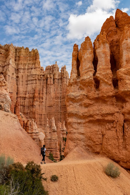 Woman hiking at Bryce Canyon National Park, Peek-a-boo trail
