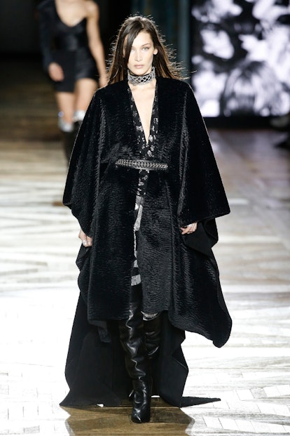 Bella Hadid défile lors du défilé Redemption à la Fashion Week automne-hiver 2019/20 de Paris 