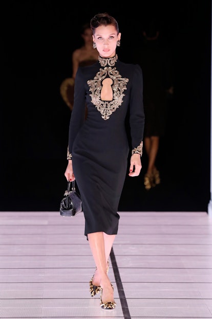 Le mannequin Bella Hadid défile au défilé Moschino lors de la Fashion Week milanaise automne/hiver...