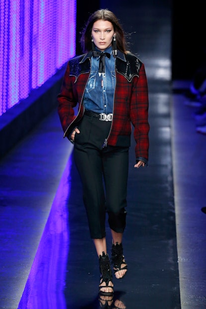 Le mannequin Bella Hadid défile au défilé Dsquared2 lors de la Fashion Week homme automne/hiver de Milan...