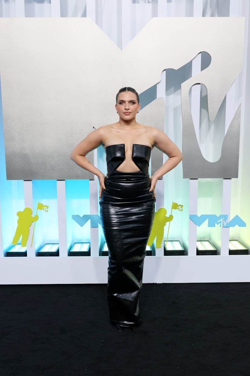 NEWARK, NEW JERSEY - AUGUST 28: Mae Muller attends the 2022 MTV VMAs at Prudential Center on August ...