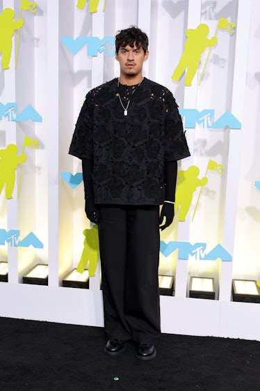 Omar Apollo attends the 2022 MTV VMAs 