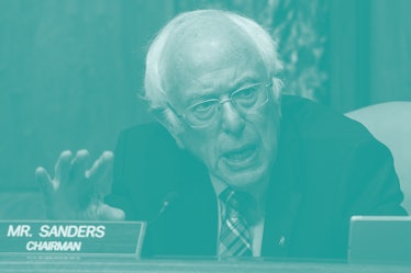 伯尼·桑德斯专注地讲话。