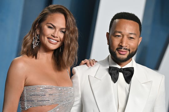 BEVERLY HILLS, CALIFORNIA - MARCH 27: Chrissy Teigen and John Legend attend the 2022 Vanity Fair Osc...