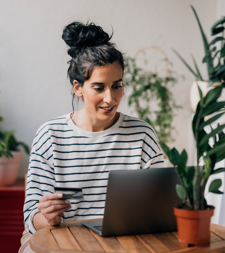 Woman using her credit card for shopping the best Labor Day sales online.