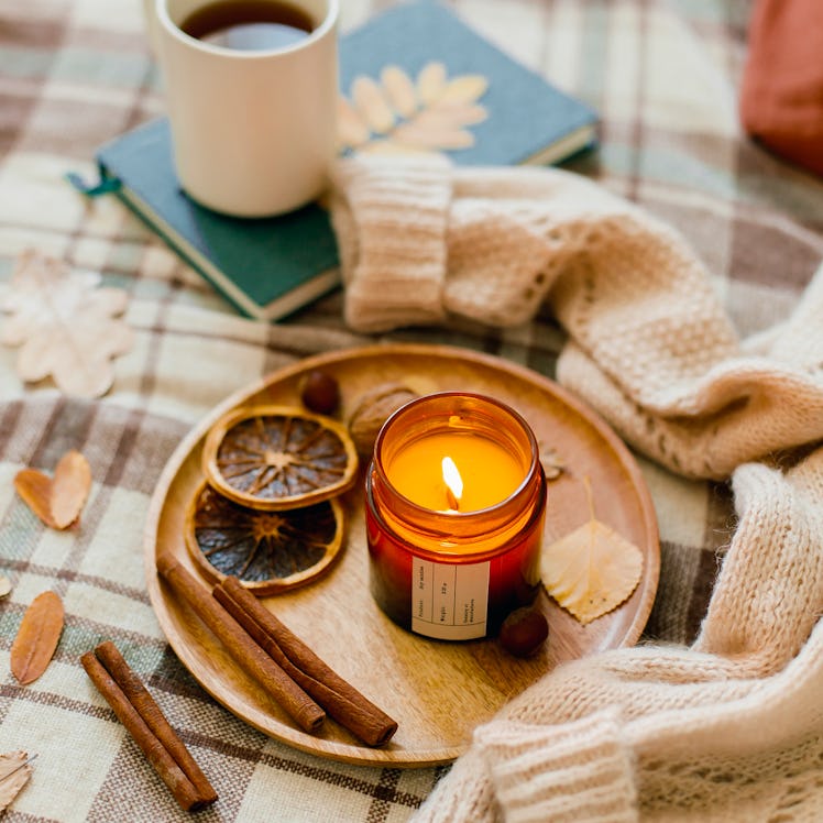 Here are the coziest fall candles to find on Etsy for autumn 2022.