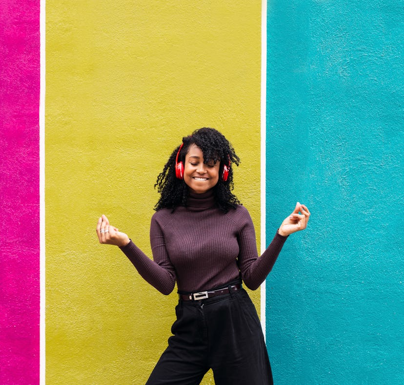 A woman celebrating her birthday with turning 30 quotes for Instagram and dancing outside.