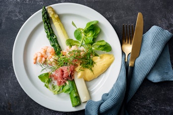 Traditional danish dish of fresh green and white asparagus, with a hollandaise sauce, “stenbiderrogn...