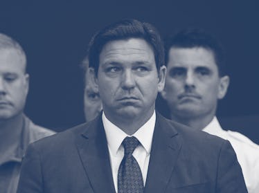 美国ROCKLEDGE - 2022/08/03:佛罗里达州州长罗恩·德桑蒂斯在新闻发布会上宣布