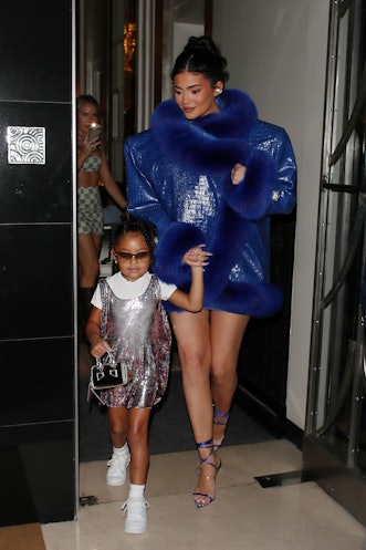 LONDON, ENGLAND - AUGUST 05: Kylie Jenner leaving her hotel with daughter Stormi heading to dinner a...