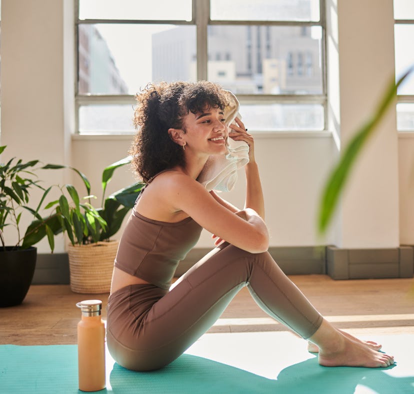 Core Pilates workouts for abs that you can do at home includes crunches on your exercise mat.