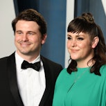 Jason Ritter and Melanie Lynskey attend the 2022 Vanity Fair Oscar Party. Lynskey recently talked ab...