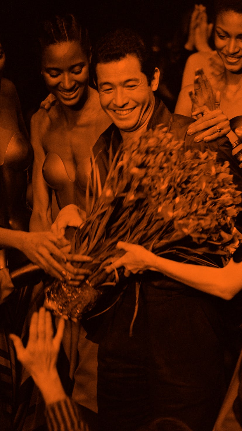 Le cuturier Issey Miyake et ses mannequins lors de son défilé, Prêt-à-Porter, collection Automne/Hiv...