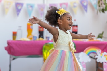 5岁幼儿愉快地跳舞激动,因为她的生日聚会