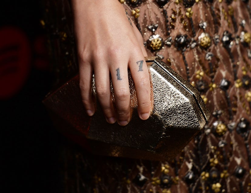 Halsey has the number “17” tattooed on their fingers.