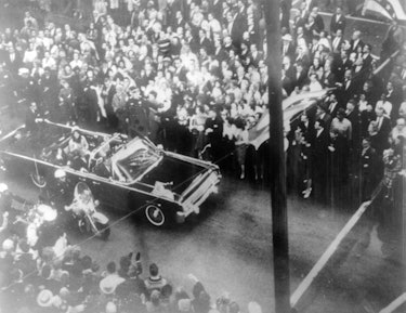 Photo prise le 22 novembre 1963, du convoi du Président J. F. Kennedy juste avant son assassinat à D...