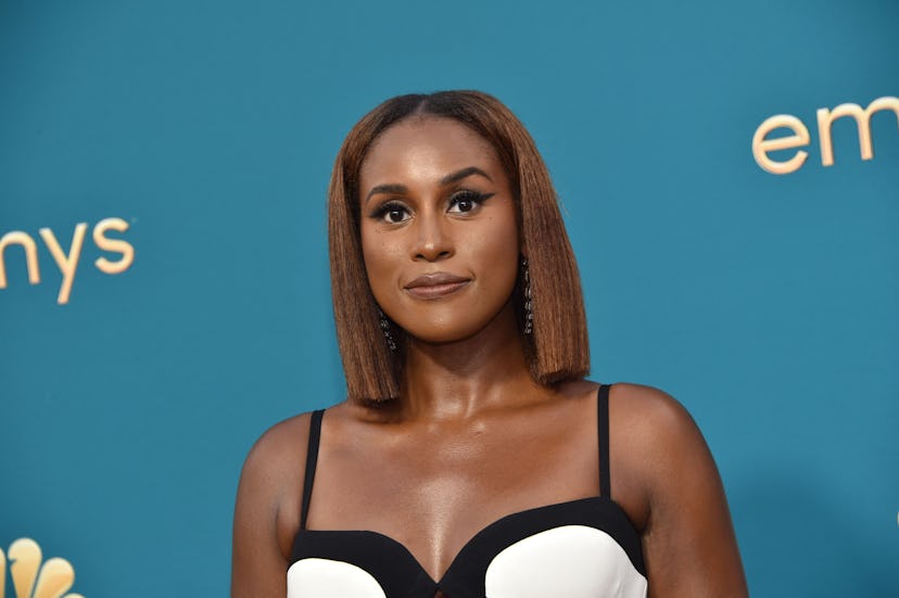 Issa Rae at the 2022 Emmys wearing a smoky eye.