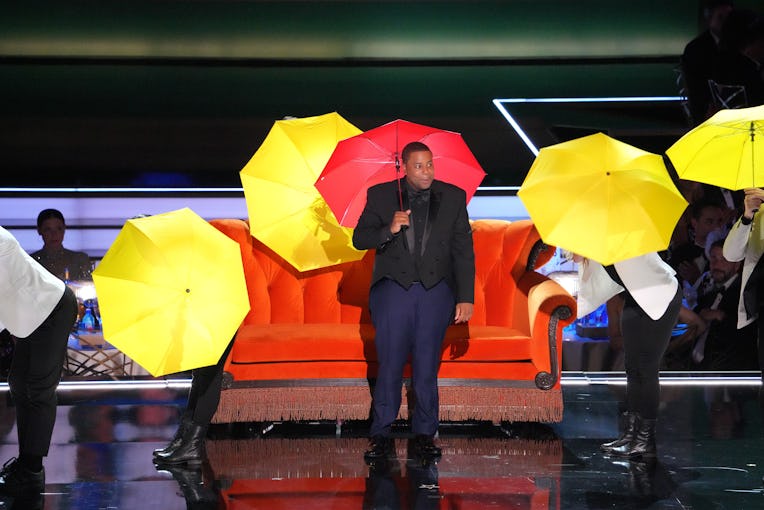 LOS ANGELES, CALIFORNIA - SEPTEMBER 12: Host Kenan Thompson (C) performs onstage during the 74th Pri...