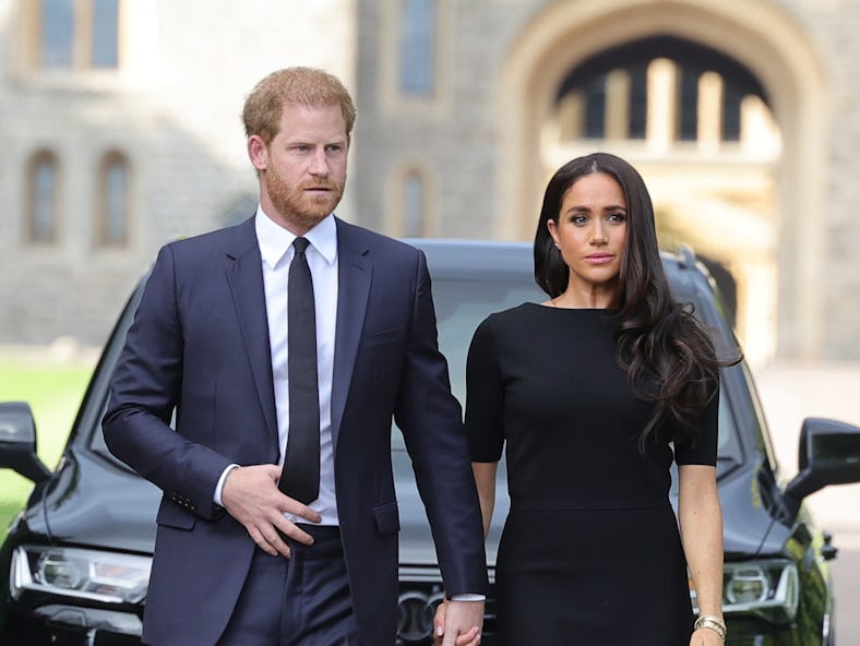 Prince Harry and Meghan arrived on the long Walk at Windsor Castle to view flowers and tributes to Q...