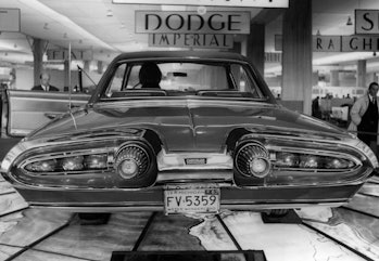 'Chrysler Turbine' exposée au salon de l'Automobile, le 3 octobre 1963, à Paris. (Photo by Keystone-...