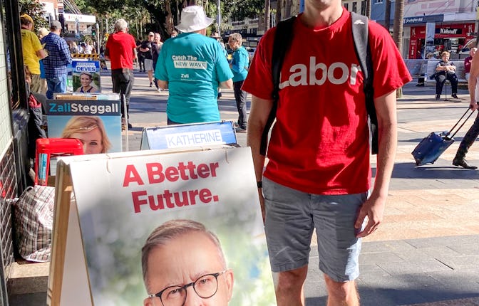 PRODUCTION - 17 May 2022, Australia, Sydney: Campaigner Sam Pigram of the Labor Party stands next to...