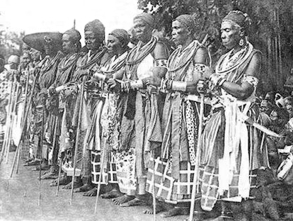 Dahomey Amazons または Mino は、Dahomey 王国 (現在は B...