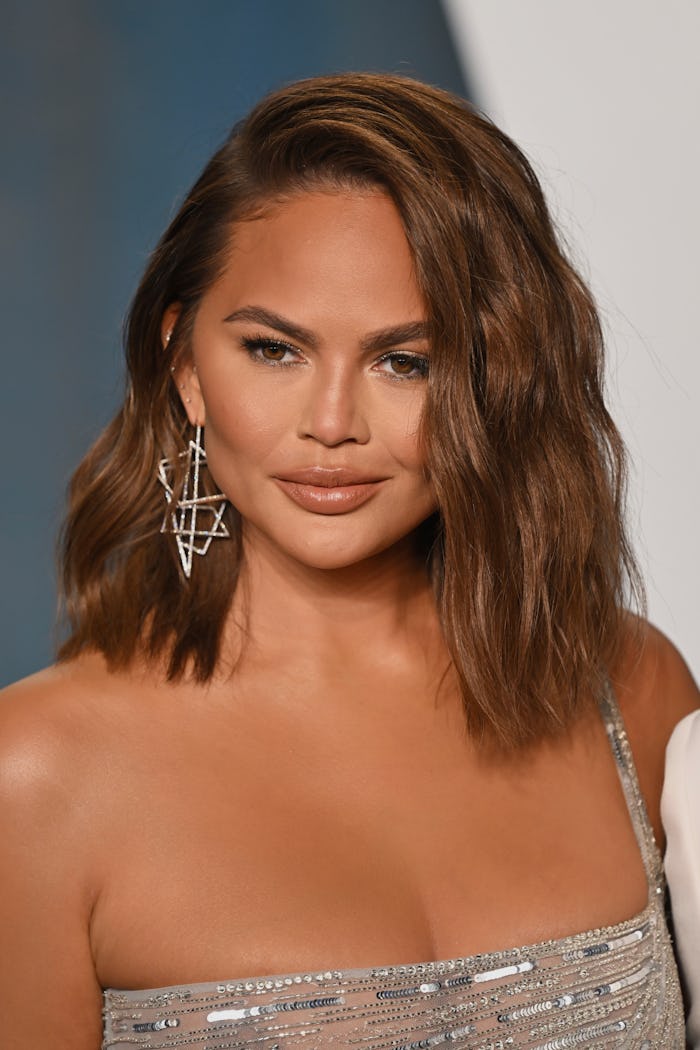 BEVERLY HILLS, CALIFORNIA - MARCH 27: Chrissy Teigen attends the 2022 Vanity Fair Oscar Party hoste...