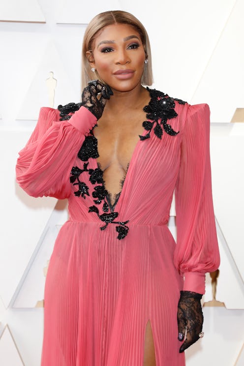 Serena Williams arrives on the red carpet at the 94th Academy Awards in a pink dress