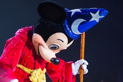 圣保罗,巴西- 5月15日:演员们装扮成米老鼠在舞台上表演。