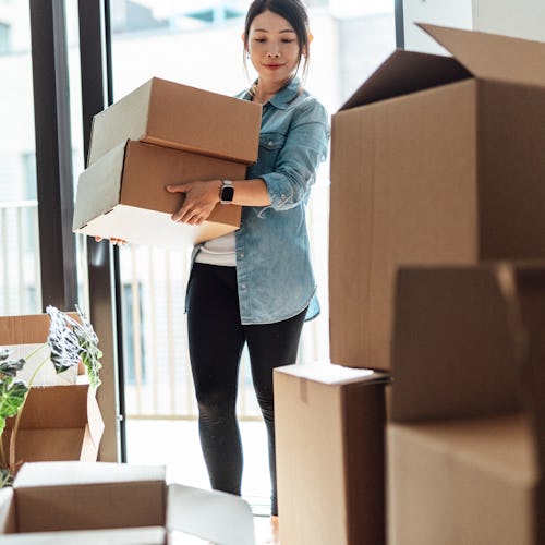 This woman is packing for a move. Here are the products she bought to pack for her move.