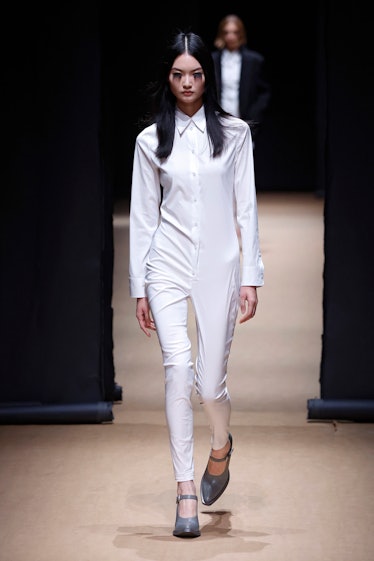 Una modelo camina por la pasarela del Prada Fashion Show durante la Semana de la Moda de Milán Womenswear Spring/S...