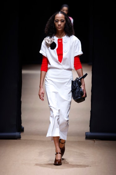 Una modelo camina por la pasarela del Prada Fashion Show durante la Semana de la Moda de Milán Womenswear Spring/S...