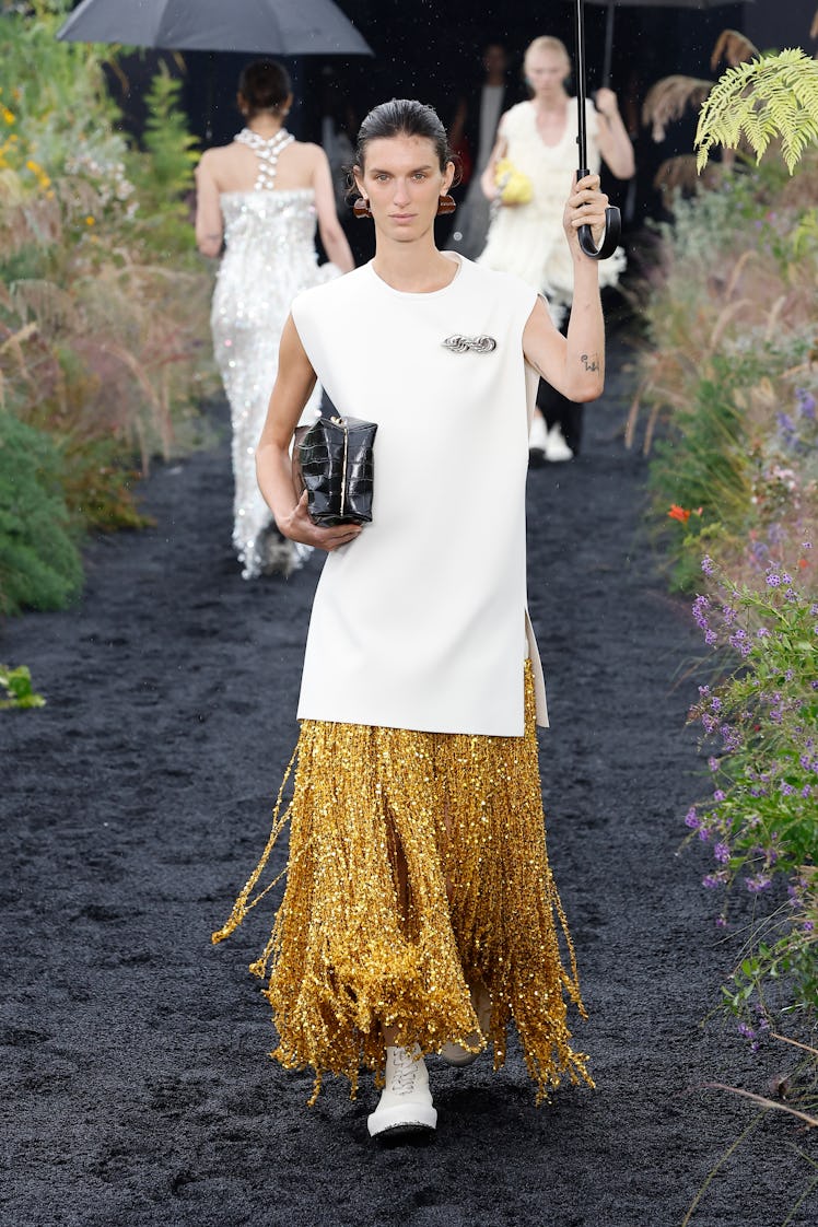 A model walking the runway of the Jil Sander Fashion Show during the Milan Fashion Week Womenswear S...