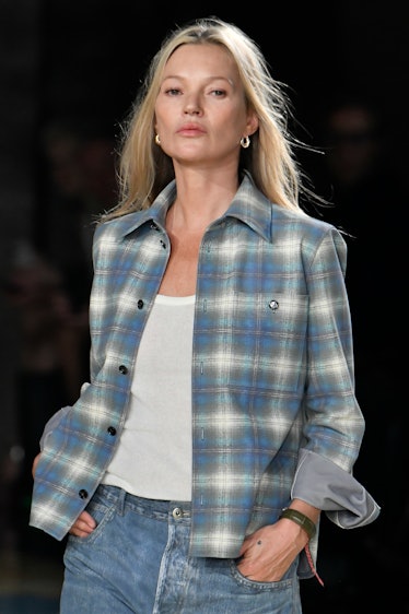 MILÁN, ITALIA - 24 DE SEPTIEMBRE: Kate Moss camina por la pasarela durante el Bottega Veneta Ready to Wear Spri...