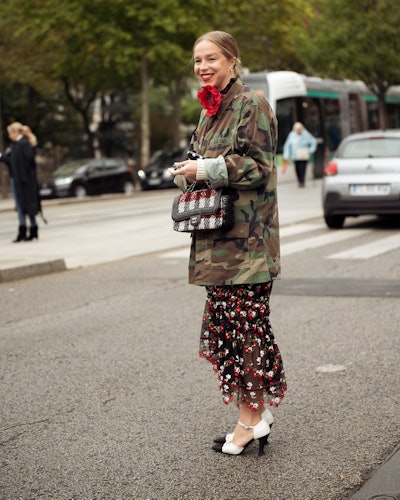 A guest wearing a rosette at Fashion Fashion Week Spring 2023