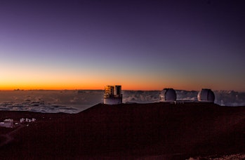 Alors que la nuit tombe sur les télescopes Subaru, Keck I et Keck II au sommet de l'observatoire du Mauna Kea...