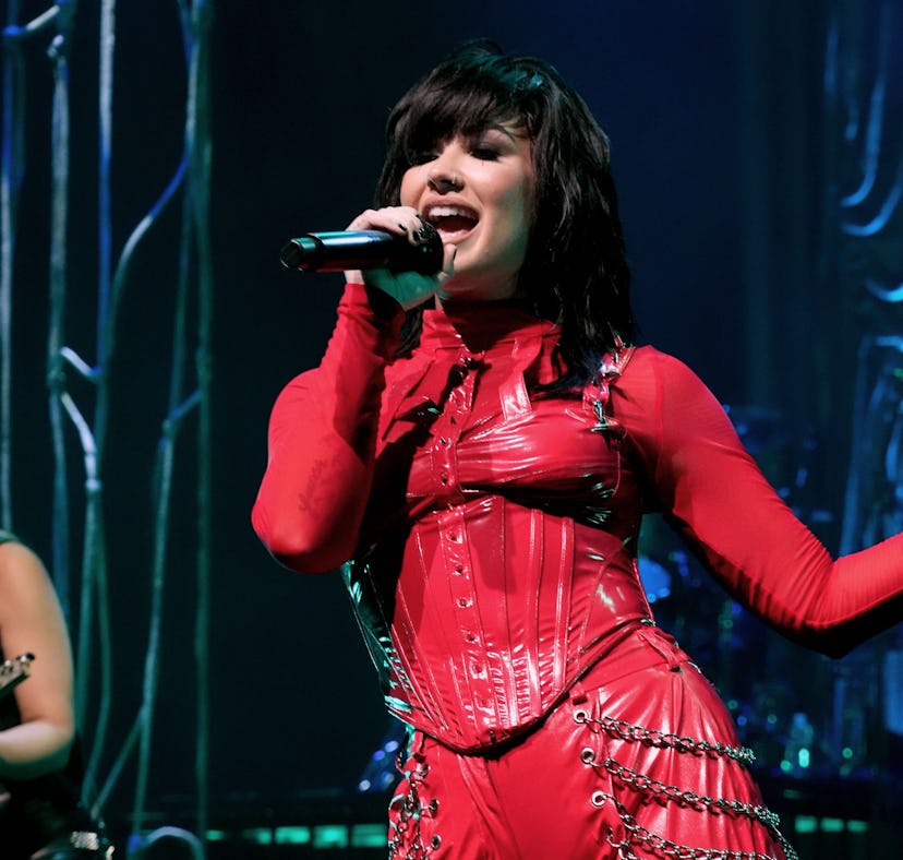 On Sept. 28, Demi Lovato and Ashlee Simpson performed a mashup of their singles "La La Land" and "La...