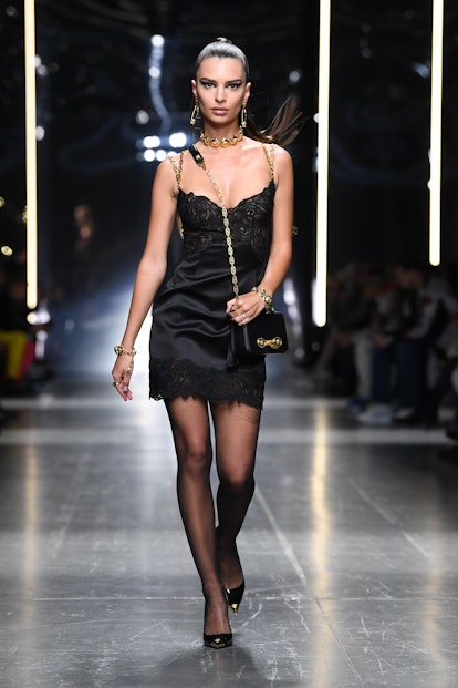 Emily Ratajkowski camina por la pasarela en el show de Versace durante la Semana de la Moda Masculina de Milán Otoño/Invierno...