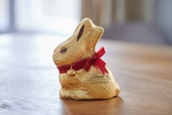 PRODUCTION - 01 April 2022, Berlin: ILLUSTRATION - A so-called Gold Bunny from the Lindt company sta...