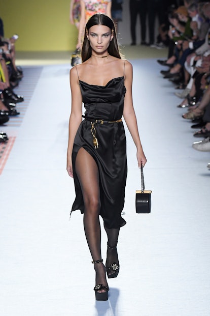 Emily Ratajkowski camina por la pasarela en el show de Versace durante la Semana de la Moda de Milán Primavera/Verano 2019