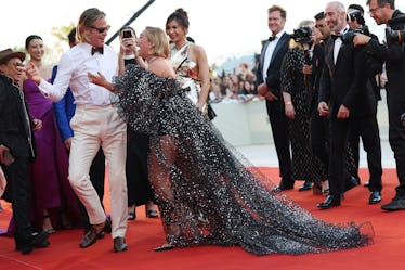 Precisely what occurred during the Tense ‘Don’t Worry Darling’ Premiere 2 VENICE, ITALY - SEPTEMBER 05: Chris Pine greets Florence Pugh on the "Don't Worry Darling" red carpe...